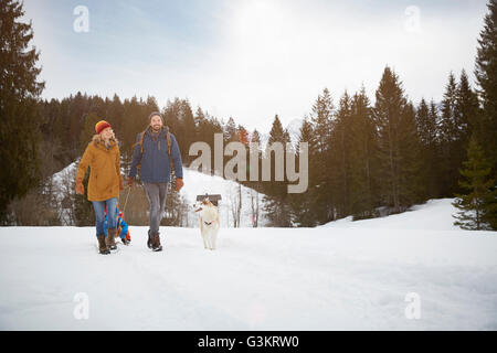 Eltern ziehen Söhne am Schlitten im Schnee bedeckt Landschaft, Elmau, Bayern, Deutschland Stockfoto