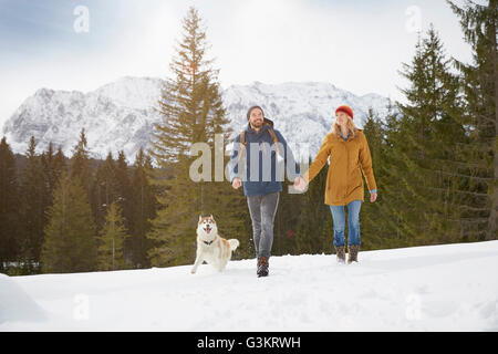 Paare, die husky im Schnee bedeckt Landschaft, Elmau, Bayern, Deutschland Stockfoto