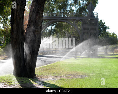 Reihen von Park Rasen Bewässerung Sprinkler Stockfoto