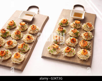 Sesam-Nudeln und Chili Garnelen Häppchen mit DIP-sauce Stockfoto