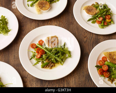 Platten mit gepfefferter gebratenen Ziegenkäse und Salat Stockfoto