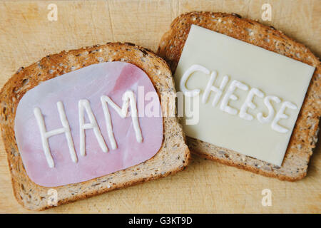 Draufsicht auf die Worte Schinken und Käse auf Toast in Mayonnaise geschrieben Stockfoto