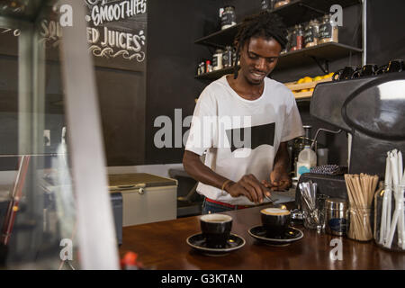 Zubereitung von Kaffee Barista Stockfoto
