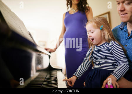 Eltern, die Tochter, Klavier zu spielen Stockfoto