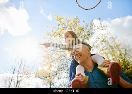 Vater mit Tochter auf Schultern Stockfoto