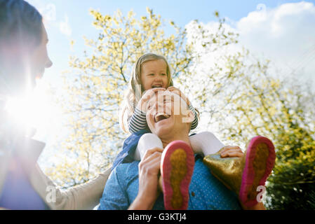 Vater mit Tochter auf Schultern Stockfoto
