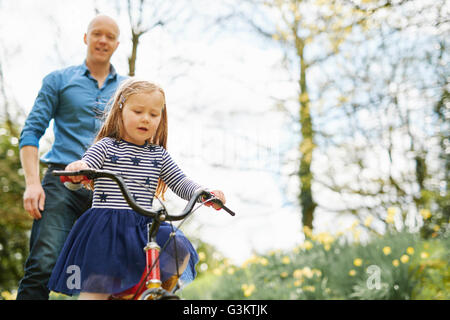 Vater Lehre Tochter, Fahrrad fahren Stockfoto