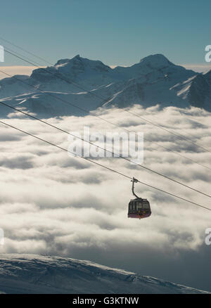 Seilbahn von Mountain Nebel in den Alpen, Bettmeralp, Wallis, Schweiz Stockfoto