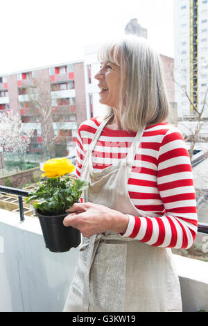 Frau im Garten, auf Balkon Stockfoto