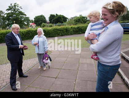 Boris Johnson (links) spricht mit Menschen in Henley in Berkshire, während eines Tages der Kampagne, im Rahmen der Abstimmung verlassen EU-Referendum-Kampagne. Stockfoto
