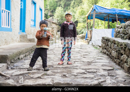 Nepalesische Kinder spielen in den Himalaya-Bergen Stockfoto