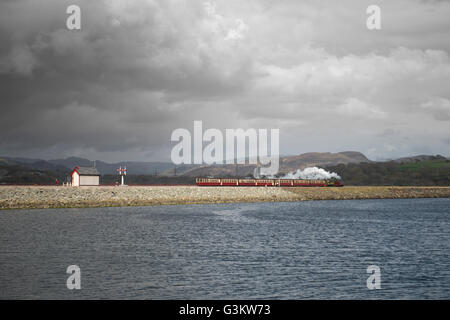 Fernblick über Dampf Zug wieder Bahn, Porthmadog, Wales, UK Stockfoto