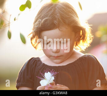 Junge Mädchen, im Freien, die Blume Stockfoto