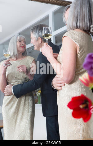 Paar verkleidet und Drink vor Spiegel Stockfoto