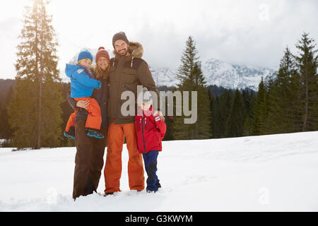Porträt von Eltern und Söhne im Schnee bedeckt Landschaft, Elmau, Bayern, Deutschland Stockfoto