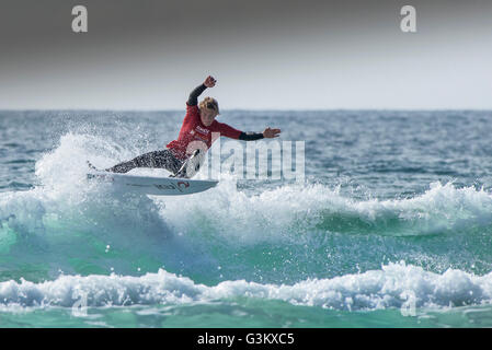 Ein Surfer in spektakulären Aktion wie er in einem UK Pro Surf Tour-Wettbewerb am Fistral in Newquay, Cornwall konkurriert. VEREINIGTES KÖNIGREICH. Stockfoto