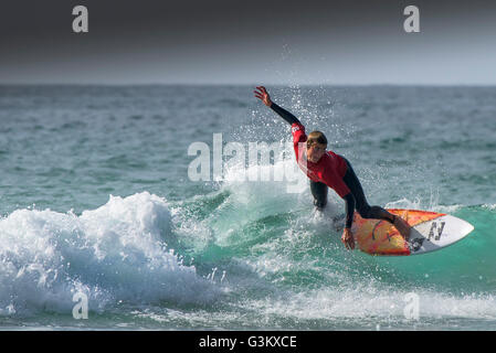 Ein Surfer in spektakulären Aktion wie er in einem UK Pro Surf Tour-Wettbewerb am Fistral in Newquay, Cornwall konkurriert. VEREINIGTES KÖNIGREICH. Stockfoto
