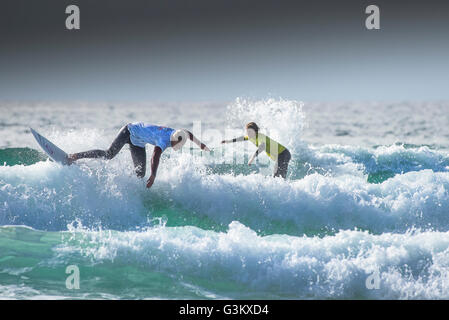 Surfer in spektakulären Aktion wie sie im Wettbewerb am Fistral in Newquay, Cornwall UK Pro Surf-Tour teilnehmen. VEREINIGTES KÖNIGREICH. Stockfoto