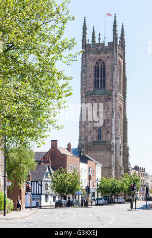 Derby Cathedral, Geschäfte und andere Gebäude entlang der Queen Street, Derby, England, Großbritannien Stockfoto