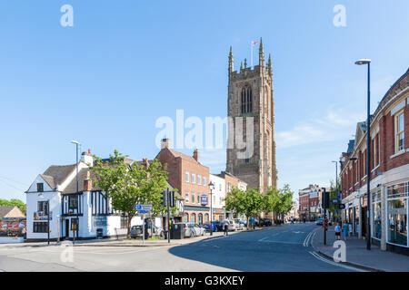 Derby Cathedral und Geschäfte entlang der Queen Street in Derby, England, Großbritannien Stockfoto