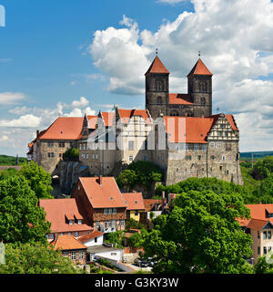 Schlossberg mit Abtei Kirche von St. Servatius und Schloss oberhalb der Altstadt, UNESCO-Weltkulturerbe Quedlinburg Stockfoto