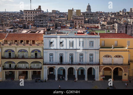 Blick auf Plaza Vieja, renoviert befindet sich im historischen Zentrum, Kuppel des Kapitols hinter, Havanna, Kuba Stockfoto