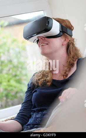 Virtual-Reality-Kopfhörer getragen durch weibliche person Stockfoto