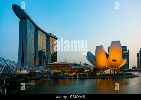 Marina Bay Sands Hotel und ArtScience Museum in der Abenddämmerung, Marina Bay, Downtown Core, Singapur Stockfoto