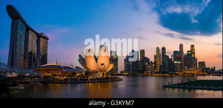 Marina Bay Sands Hotel, ArtScience Museum und Skyline bei Dämmerung, Innenstadt, Bankenviertel, Marina Bay, Downtown Core Stockfoto