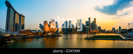 Marina Bay Sands Hotel, ArtScience Museum und Skyline bei Sonnenuntergang, Innenstadt, Bankenviertel, Marina Bay, Downtown Core Stockfoto