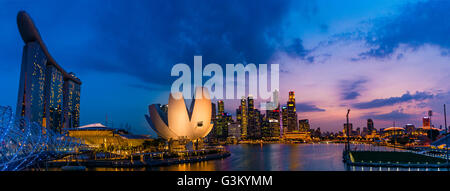 Marina Bay Sands Hotel, ArtScience Museum und Skyline bei Dämmerung, Innenstadt, Bankenviertel, Marina Bay, Downtown Core Stockfoto