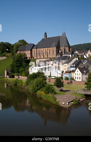 Ansicht von Saarburg mit Pfarrei Kirche St. Laurentius, Saarburg, Saar Fluss, Rheinland-Pfalz, PublicGround Stockfoto