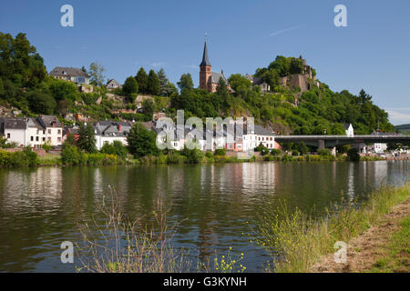 Saar-Ufer mit Blick auf die Stadt und Saarburg Burg Ruinen, Saarburg, Saar Fluss, Rheinland-Pfalz, PublicGround Stockfoto