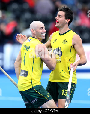 Australiens Glenn Turner (links) feiert seine Seite erstes Tor des Spiels mit Teamkollege Blake Govers tagsüber erzielte drei der FIH Herren Champions Trophy in der Queen Elizabeth Olympic Park, London. Stockfoto