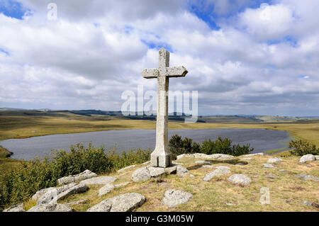 Kreuz in der Mitte der Felder, Saint Andeol See, Way of St. James nach Santiago De Compostela, Lozere, Aubrac, Frankreich, Europa Stockfoto