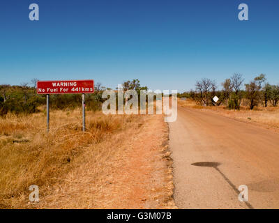 Ein Schild warnt „No Fuel for 441 km“ im australischen Outback auf einer Straße nach Darwin Stockfoto