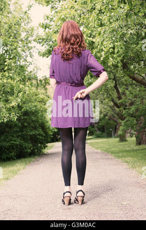 Rückansicht des Frau mit Daumen hinter ihrem Rücken Stockfoto