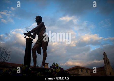 Eine Skulptur von Jesus Christus gebunden an eine Spalte wird angezeigt, während eine Prozession der Karwoche in Astorga, Leon, Spanien Stockfoto