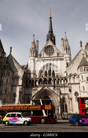 Sightseeing-offene gekrönt, Bus und Taxi außerhalb der Royal Courts of Justice in Fleet Street, London, England, Vereinigtes Königreich Stockfoto