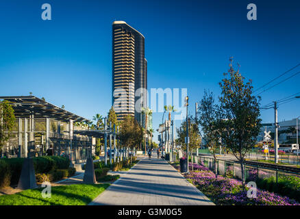 Gehweg und moderne Wolkenkratzer in der Innenstadt von San Diego, Kalifornien. Stockfoto