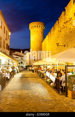 Gasse in der historischen Bezirk Vila Vella in der Nacht, Tossa de Mar, Costa Brava, Katalonien, Spanien, Europa, PublicGround Stockfoto