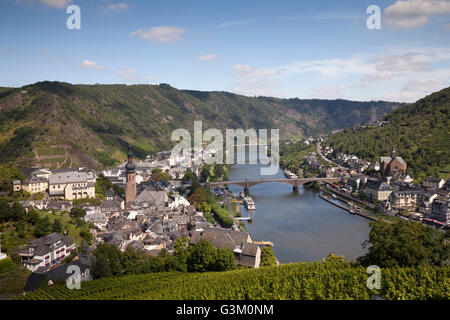 Blick von der Tummelchen auf die Stadt und das Flusstal der Mosel, Cochem, Mosel, Rheinland-Pfalz, PublicGround Stockfoto