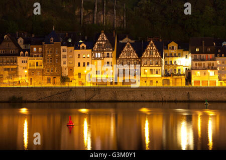 Fachwerkhäuser am Ufer des Flusses Mosel bei Nacht, Cochem, Mosel, Rheinland-Pfalz, PublicGround Stockfoto