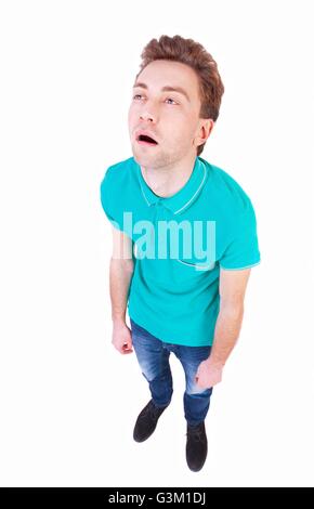 Draufsicht eines gelangweilten Mannes. müde Menschen nachschlagen. Isoliert auf weißem Hintergrund. Gelangweilten Mann. Weitwinkel-Objektiv. Stockfoto