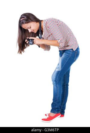 Rückansicht der Frau zu fotografieren. Mädchen-Fotograf in Jeans. Hintere Ansicht Menschen Sammlung. Rückseite Blick auf Person. Isoliert auf weißem Hintergrund. Stockfoto