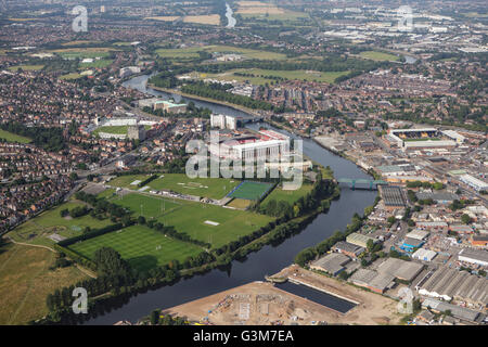 Eine Luftaufnahme entlang des Flusses Trent in Nottingham. Trent Bridge City Ground und Meadow Lane in der Ferne sichtbar. Stockfoto