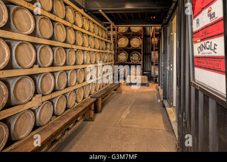Abstellraum mit Fässern in der Dingle-Whisky-Destillerie in Dingle, County Kerry, Munster Provinz, Republik von Irland. Stockfoto