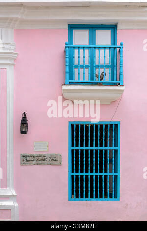 Traditionelle Kolonialarchitektur auf einer Gebäudefassade in Havanna, Kuba Stockfoto