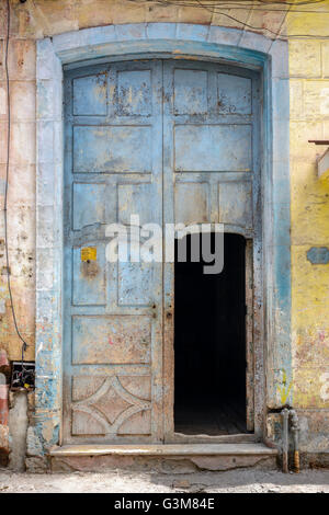 Alten verwitterten braune Holztür in Alt-Havanna, Kuba Stockfoto