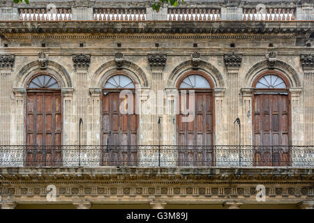 Traditionelle Kolonialarchitektur auf einer Gebäudefassade in Havanna, Kuba Stockfoto